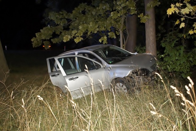 Wczoraj (26.07.2021) około godziny 23, w Bydlinie kierująca mazdą uderzyła w przebiegającego dzika, straciła panowanie nad pojazdem, wjechała do rowu i uderzyła w drzewo.