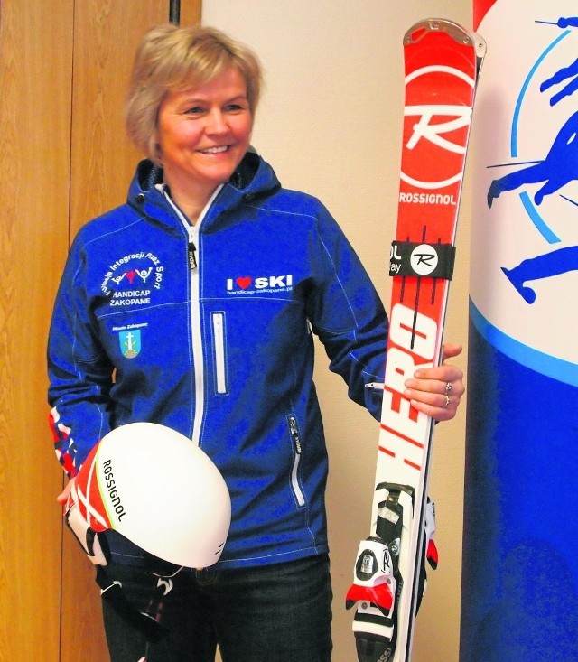 Małgorzata Tlałka-Długosz pokazuje narty i kask, które można wygrać podczas bicia rekordu