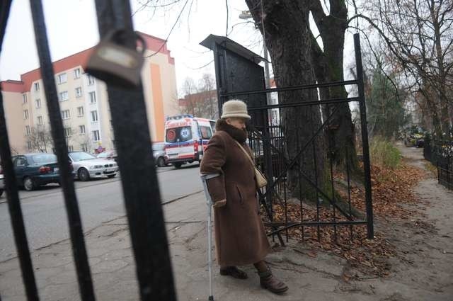 Niektórzy nasi Czytelnicy sugerują, aby zamykać bramę od ul. Gałczyńskiego. Może to ukróci kradzieże i wandalizm na cmentarzu