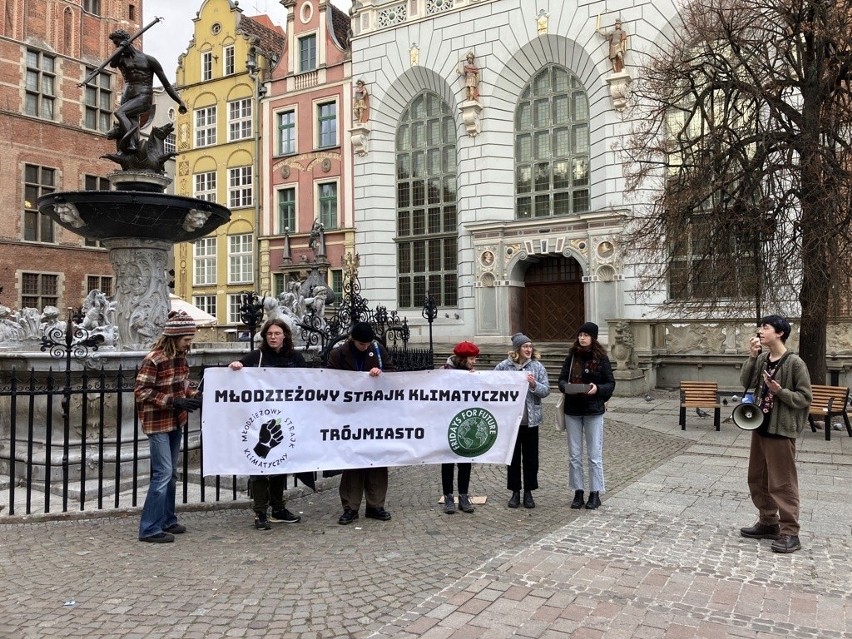 Demonstracja w obronie klimatu. Kilka osób manifestowało na Długim Targu w Gdańsku