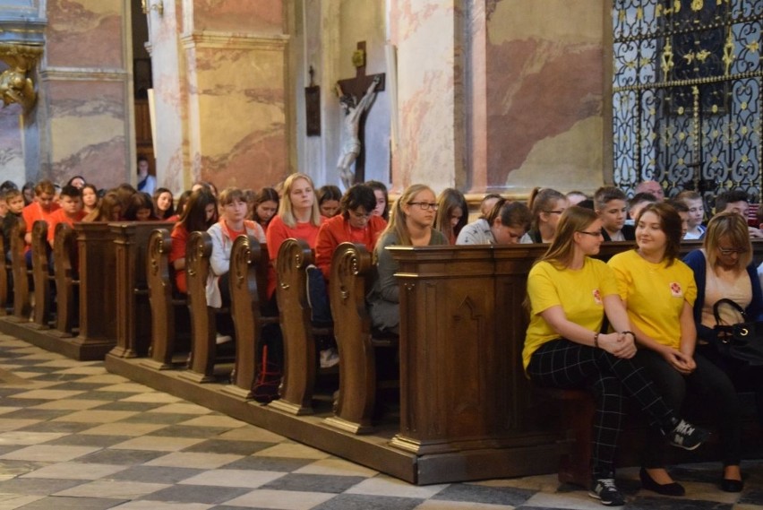 Zlot wolontariuszy działających w szkolnych kołach Caritas z diecezji kieleckiej w jędrzejowskim Archiopactwie