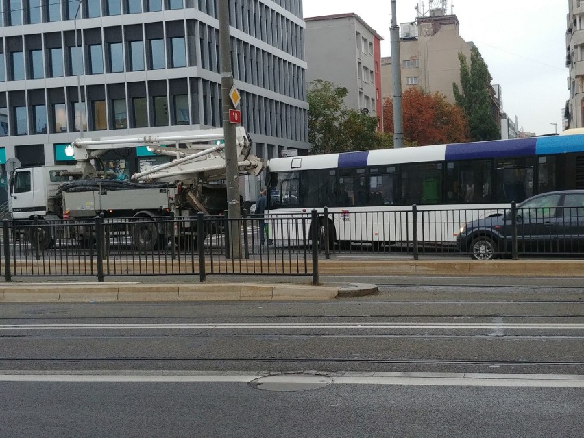 Kolizja na ul. Wyszyńskiego w Szczecinie. Zderzenie autobusu i samochodu ciężarowego 