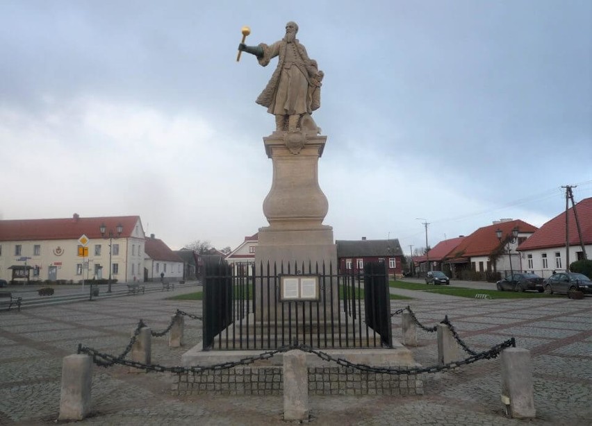 Tykocin. Monument Stefana Czarnieckiego został odrestaurowany. To jeden z najstarszych pomników świeckich (zdjęcia)