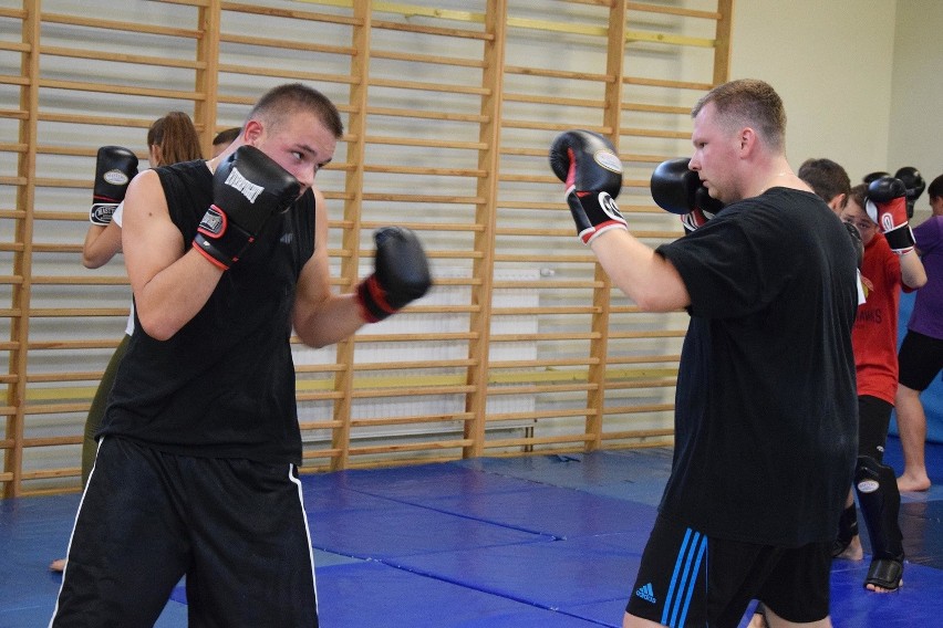 Trenuj kick-boxing