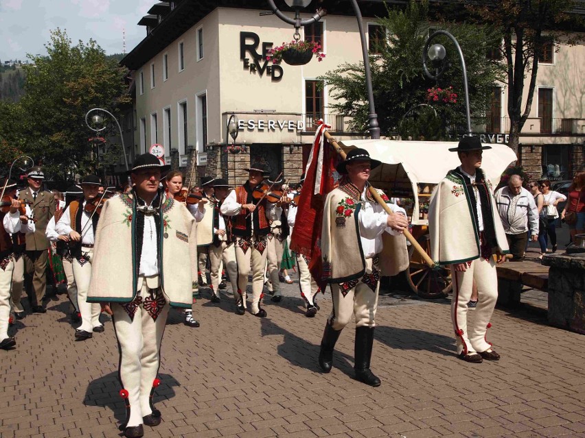 Zakopane. Góralski korowód przeszedł Krupówkami [ZDJĘCIA]