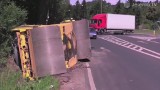13-tonowy walec spadł z lawety w Jeleniej Górze. Kierowca się spieszył (FILM)