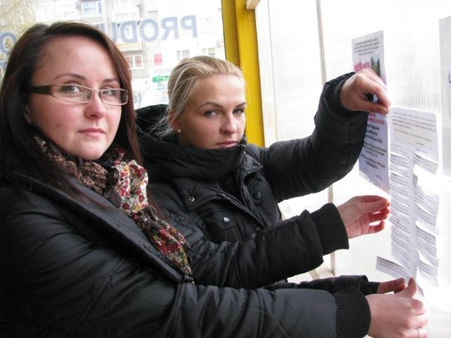 Marta Popowczak (z przodu) i Monika Sąpolińska na słupach ogłoszeniowych i w witrynach sklepów porozwieszały ogłoszenia z numerami konta dla Maćka, który jest w śpiączce