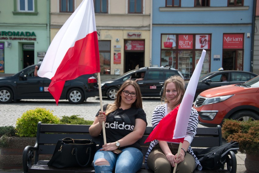 Pół tysiąca biało-czerwonych flag od wojewody trafiło w ręce Sądeczan