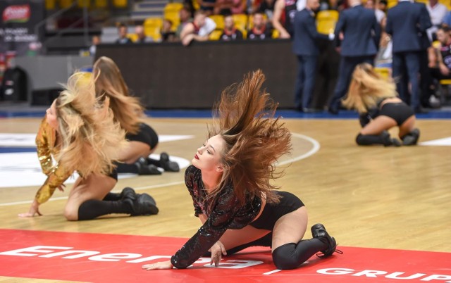 Cheerleaderki zachwycają urodą i pokazami tanecznymi