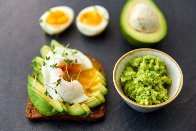 Jajko i awokado to idealne połączenie na śniadanie. Z tych składników zrobisz tosty, sałatkę, pastę i nie tylko. Na kolejnych zdjęciach znajdziesz najlepsze przepisy na awokado i jajko w duecie.