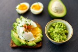 Co zrobić z awokado i jajka? Poznaj przepisy na pyszną sałatkę, tosty, zieloną szakszukę oraz pastę z awokado i jajka. Smakują obłędnie
