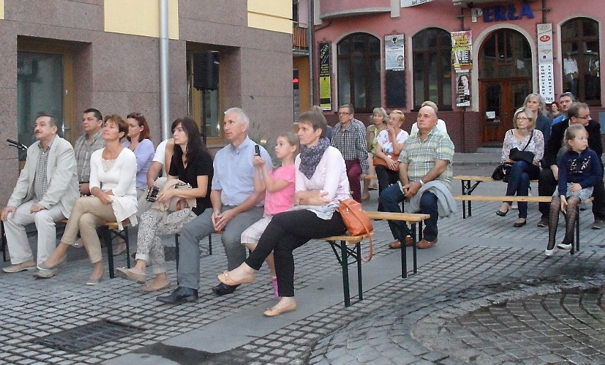 Gdy około godz. 19.00 schodziła się publiczność, było...