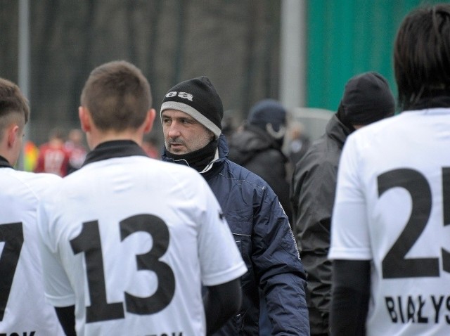 Trener Jagi Michał Probierz (przodem) mimo wygranej ma nadal sporo uwag do swoich piłkarzy