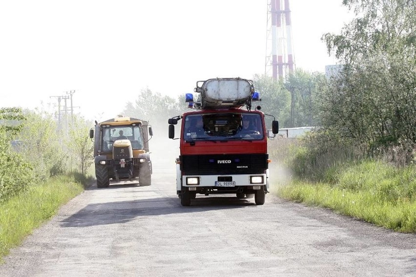 Pożar wysypiska śmieci w Legnicy. 17 zastępów straży w akcji [ZDJĘCIA]