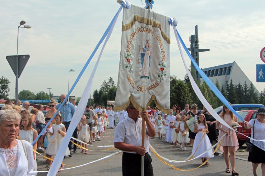 Po mszy świętej ulicami osiedla Strzemięcin ruszyła procesja...