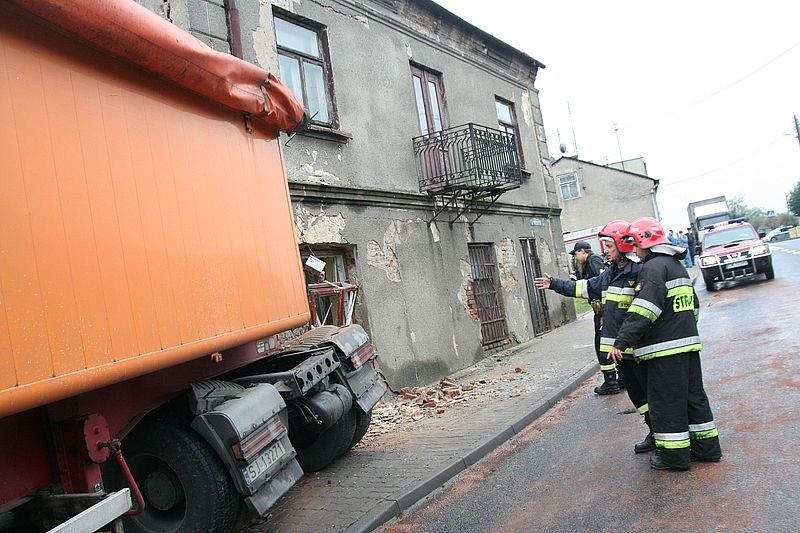 Lubień Kujawski. Ciężarówka staranowała dom