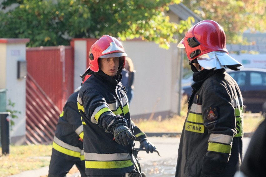 Duży pożar wybuchł w Poznaniu przy ul. Karpia. Pali się...