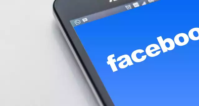 Oszuści podszywają się na Facebooku w wiadomości prywatnej pod znajomego i zachęcają nas do kliknięcia w link, najczęściej z domeną ".eu"