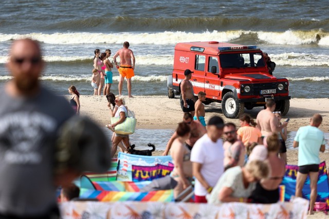 Akcja ratunkowa w Jantarze. Cztery osoby topiły się po tym, jak utworzyły "łańcuch życia", aby ratować innego plażowicza.