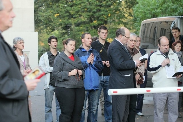 Protest Krucjaty Różańcowej przed koncertem Behemoth.