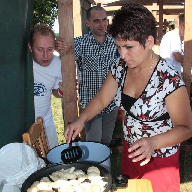 Gospodynie przygotowały różne rodzaje pierogów.