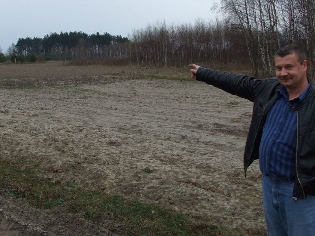 Mariusz Olszówka pokazuje miejsce, w którym mają stanąć wiatraki.
