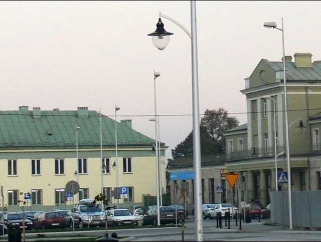 Prezydent Skarżyska chce wprowadzić opłaty za parkowanie na placu przed dworcem kolejowym. W czwartek zadecyduje o tym Rada Miejska.