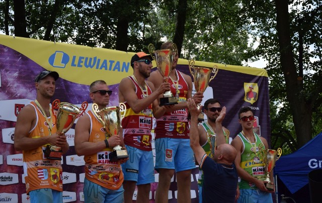 Turniej Pucharu Polski w siatkówce plażowej - Lewiatan Beach Ball Przysucha 2017 wygrał duet Marcin Ociepski / Piotr Łukasik (w czerwonych koszulkach)