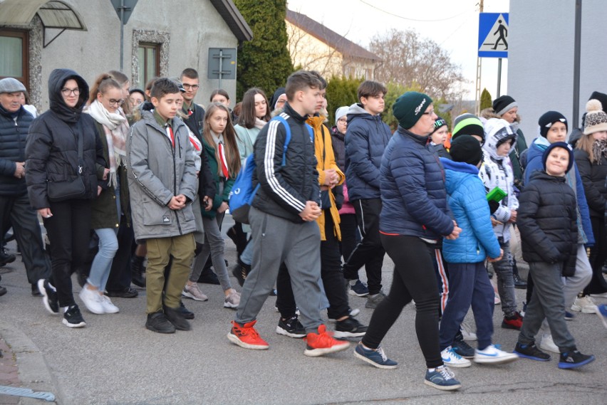 Droga Krzyżowa w Różanie. Wierni przeszli ulicami miasta modląc się i śpiewając pieśni wielkopostne. 8.04.2022