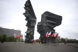 Narodowe Święto Konstytucji 3 Maja w Katowicach. Uczestnicy obchodów złożyli wieniec pod Pomnikiem Powstańców Śląskich  