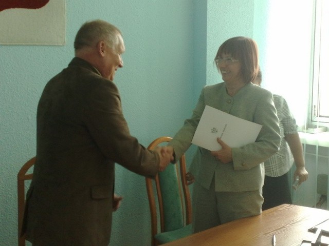 Wojewoda Helena Hatka podpisuje właśnie umowę z Tadeuszem Federem, burmistrzem Strzelec Krajeńskich.