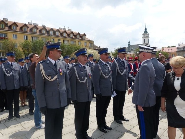 Od lewej odznaczeni Złotym Medalem "Za długoletnią służbę&#8221; Roman Przytuła ze Staszowa i Jacek Dudała z komendy wojewódzkiej w Kielcach. Dalej odznaczeni medalem Srebrnym &#8211; Leszek Dębowski z Opatowa i Waldemar Cisowski z Końskich.