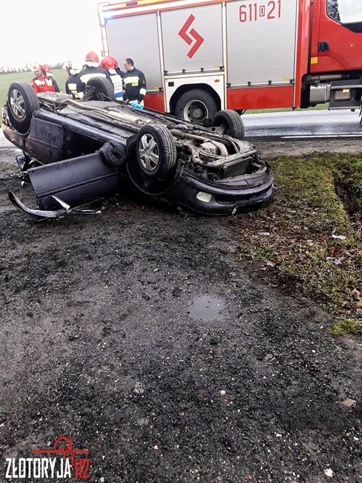 Trzy osoby ranne po dachowaniu opla (ZDJĘCIA)                 