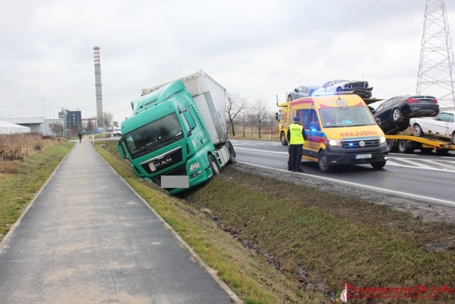 Do niebezpiecznego zdarzenia doszło w środę, 5 stycznia około godziny 14 na krajowej "piętnastce" w Trzemesznie.Kierowca samochodu ciężarowego MAN najprawdopodobniej zasłabł za kierownicą, a następnie wjechał do rowu. Czytaj dalej -->