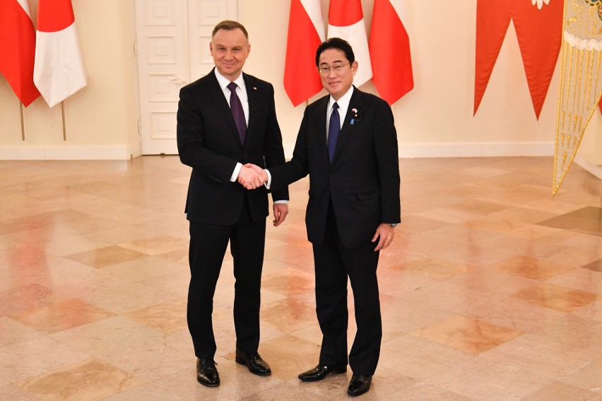 Premier Mateusz Morawiecki i premier Japonii Fumio Kishida...
