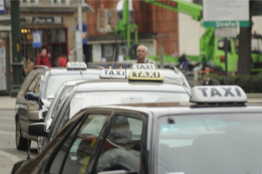 12.04 2011 krakow krakowskie taxi  na postoju, oczekiwanie...