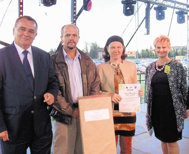 Sylwia i Wojciech Słomczewscy (w środku) z nagrodą i dyplomem