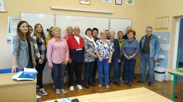 W Liceum Ogólnokształcącym w Małogoszczu ruszyła II edycja darmowej nauki języka dla seniorów. Licealistki - nauczycielkami.