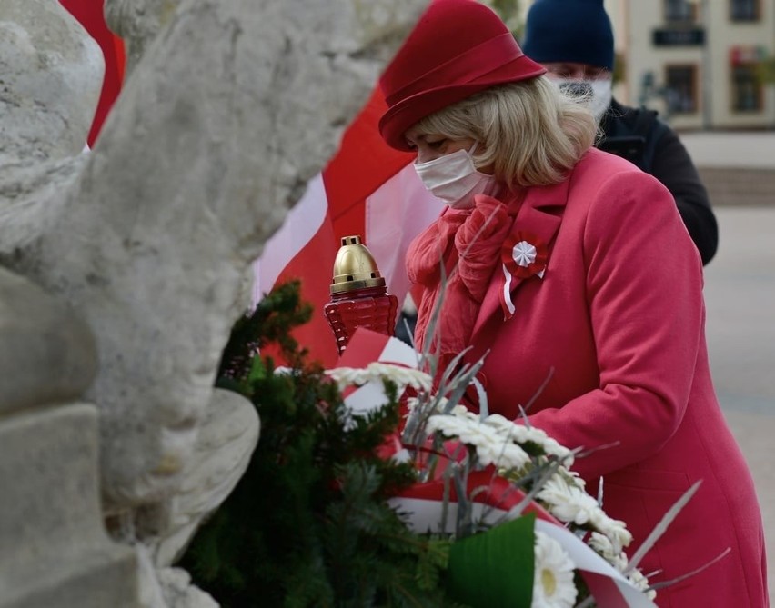 Święto Narodowe Trzeciego Maja w Tarnobrzegu. Kwiaty pod Pomnikiem Bartosza Głowackiego (ZDJĘCIA)
