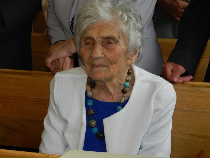Osiek. Pani Krystyna skończyła 100 lat. Nie chodzi do lekarzy, ma dobrą pamięć, często się uśmiecha i nawet tańczy