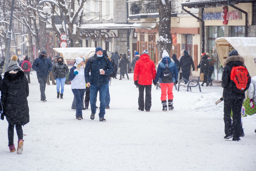 Zakopane. Na Krupówkach coraz większy tłum. Turyści zjeżdżają w góry na skoki i walentynki 