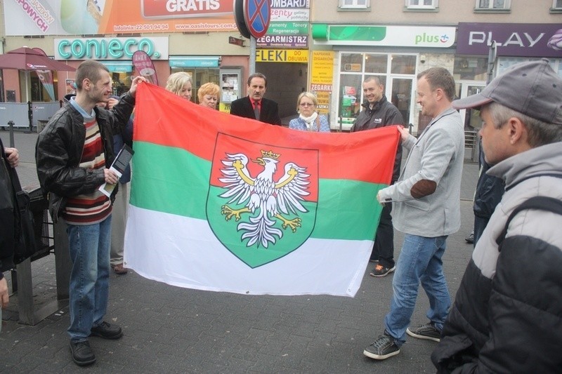 Dzień Flagi 2 maja: Wiceprezydent Sosnowca rozdawał flagi Zagłębia Dąbrowskiego [ZDJĘCIA]