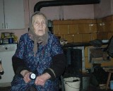 Horror! 85-letnia mieszkanka Radawia od miesiąca żyje bez prądu i wody - zobacz film