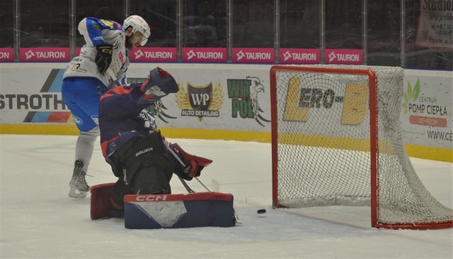 Pierwszy mecz ćwierćfinału hokejowego play-off: Tauron Re-Plast Unia Oświęcim - Energa Toruń 5:0. Na zdjęciu; Andriej Denyskin zdobywa drugą bramkę dla oświęcimian.