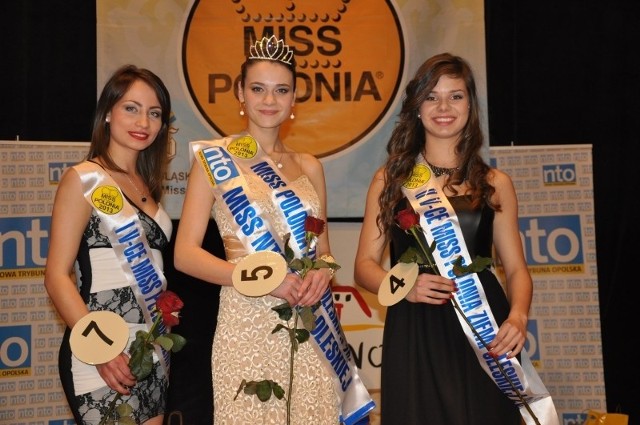 W środku Martyna Meryk - Miss Polonia Ziemi Oleskiej 2013 i Miss NTO. Po lewej stronie I Wicemiss Katarzyna Mann, po prawej II Wicemiss Daria Wydmuch.