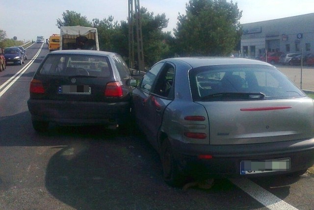 W Dąbrowie zderzyły się vw transporter, vw golf i fiat.