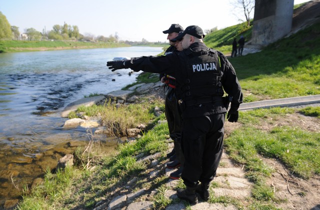 W piątek około godz. 8.30, osoba przechodząca mostem im. Ryszarda Siwca w Przemyślu, zauważyła w rzece zwłoki.Na miejsce zadysponowano policję, straż pożarną i pogotowie ratunkowe. - Po przybyciu na miejsce zdarzenia stwierdzono, że w odległości kilku metrów od brzegu na głębokości około jednego metra znajdują się zwłoki. Działania polegały na wyciągnięciu ciała na brzeg rzeki - powiedział mł. kpt. Marcin Lachnik z KM Państwowej Straży Pożarnej w Przemyślu.Na miejscu pod nadzorem prokuratora pracują policyjni technicy. Trwa identyfikacja.Aktualizacja, godz. 13.42- Tożsamość mężczyzny potwierdziła rodzina. To 21-letni mieszkaniec Przemyśla - powiedziała sierż. szt. Marta Fac z KMP w Przemyślu.Młody człowiek był poszukiwany dwoma listami gończymi za pobicie i za zniewagę funkcjonariusza. Policjanci zauważyli go w nocy 1 kwietnia. 21-latek zaczął przed nimi uciekać.  Ostatni raz widziany był nad Sanem, w pobliżu mostu kolejowego. Najprawdopodobniej wskoczył do rzeki. Przez kilka kolejnych dni strażacy sprawdzali dno Sanu, ale bez efektu.Zwłoki zabezpieczono do badań sekcyjnych.