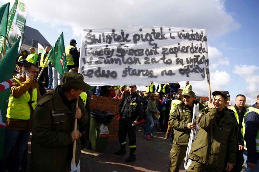 Protest policjantów w Warszawie. Mundurowi domagają się...