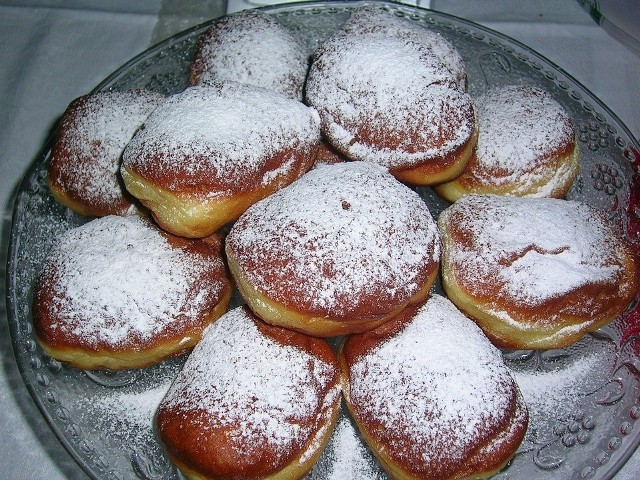 Chcesz zrobić wrażenie na bliskich lub współpracownikach? Przygotuj pączki na Tłusty Czwartek według przepisu Anny Starmach. W artykule sprawdzony przepis na pączki Anny Starmach!