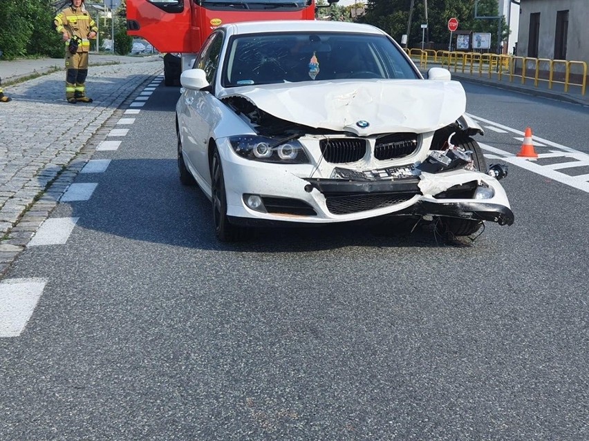 Zderzenie dwóch samochodów osobowych na DK 11 w Wojciechowie. BMW najechało na peugeota 